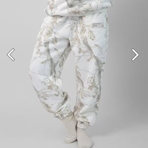 New Comfrt white oak camo jogger size medium